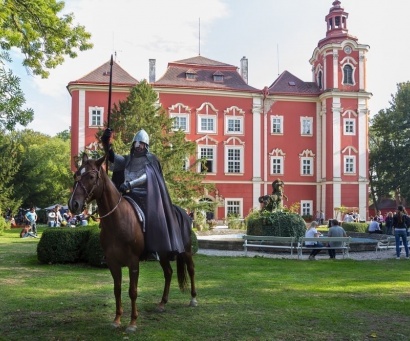 SVATOVÁCLAVSKÉ SLAVNOSTI VÍNA NA ZÁMKU DĚTENICE